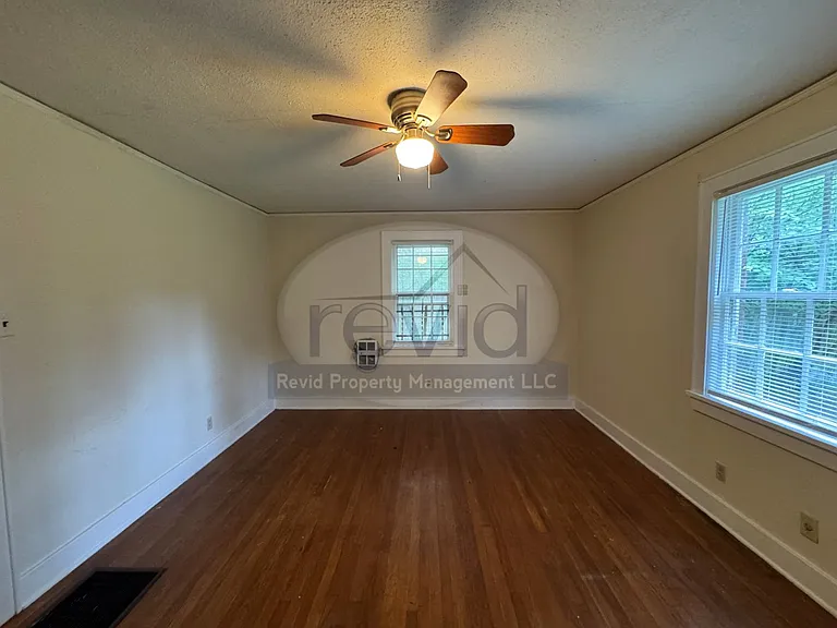 585 N Avalon St — Photo 10