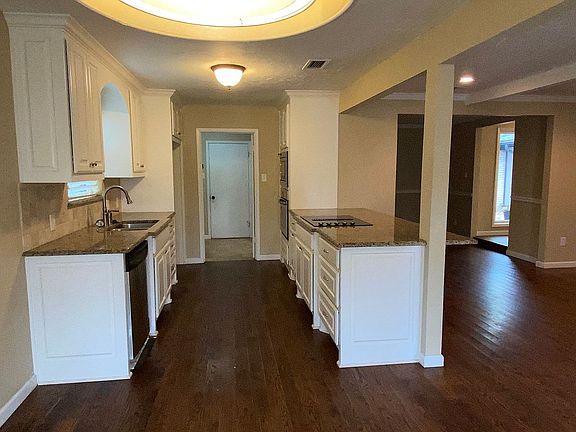 2nd image of 305 Oak Valley Dr