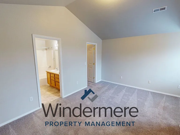 1243 SE Newgate Dr — Photo 9