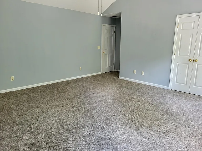 Primary Bedroom (16' x 16.25')