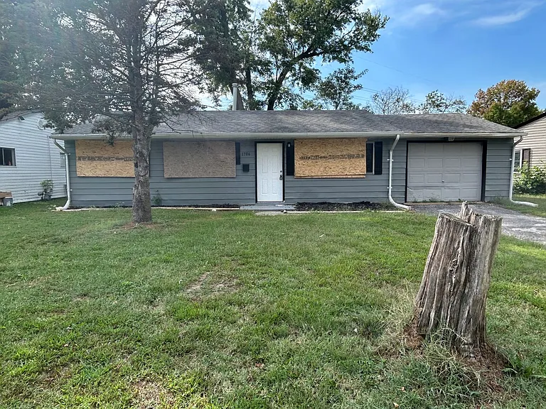 1706 Andrews Dr — Photo 2