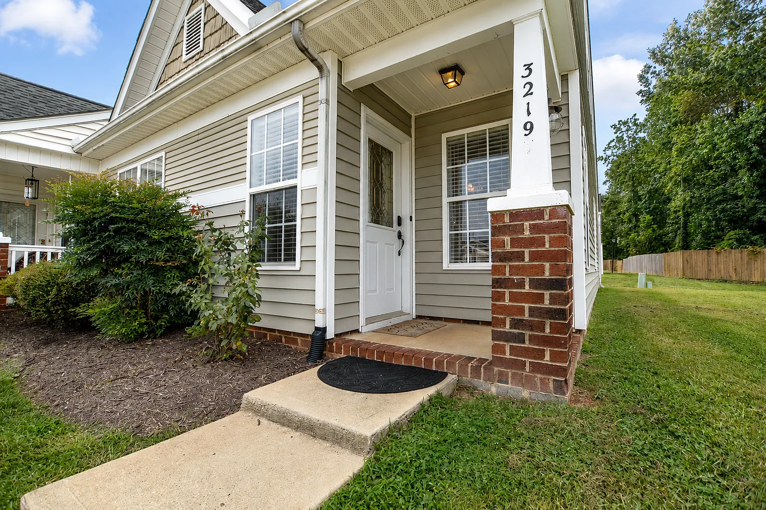 3 bed, 1144 sqft, $2,000 — Photo 1