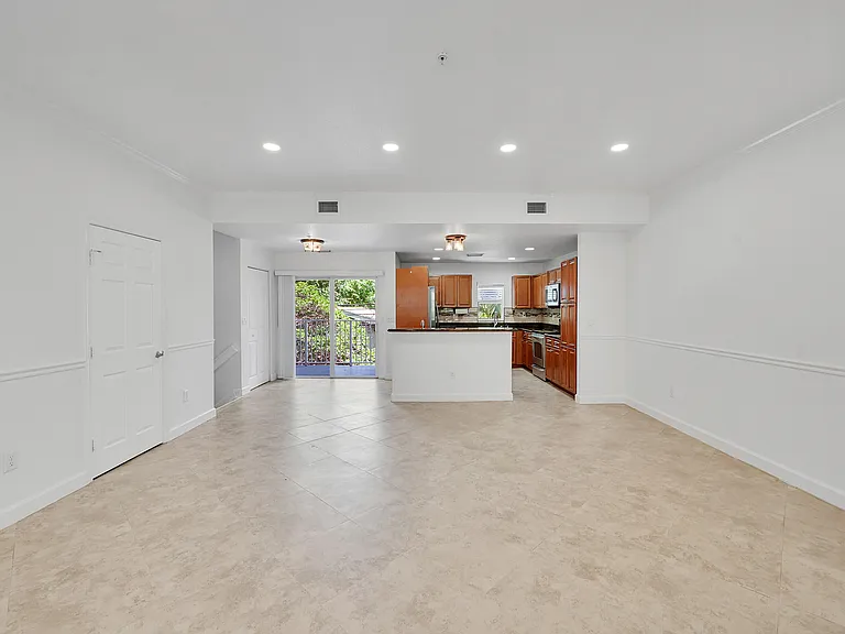 453 NE 1st St — Photo 18