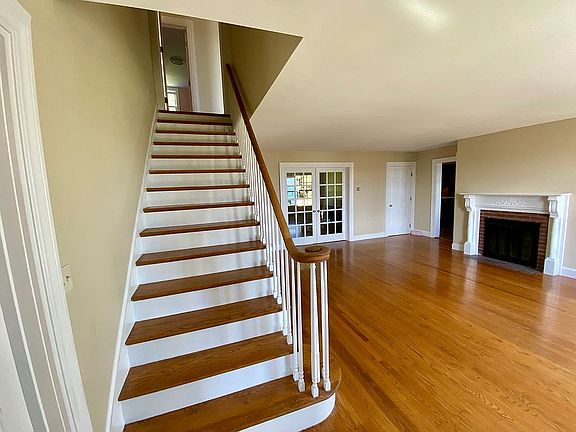 Entrance/Master Staircase