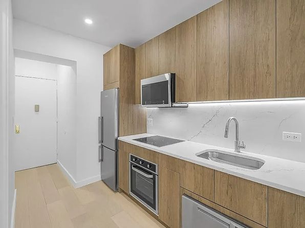 246 E 53rd St APT 3
