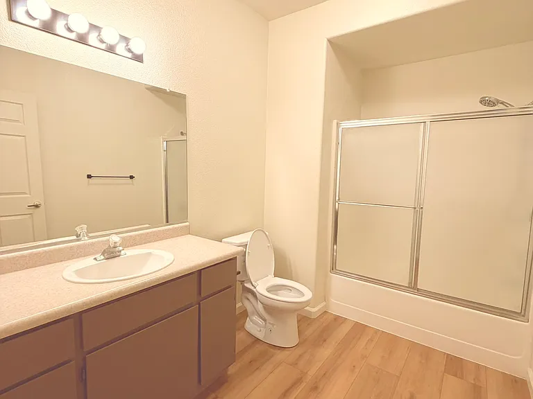 1249 W Spruce Ave — Photo 4