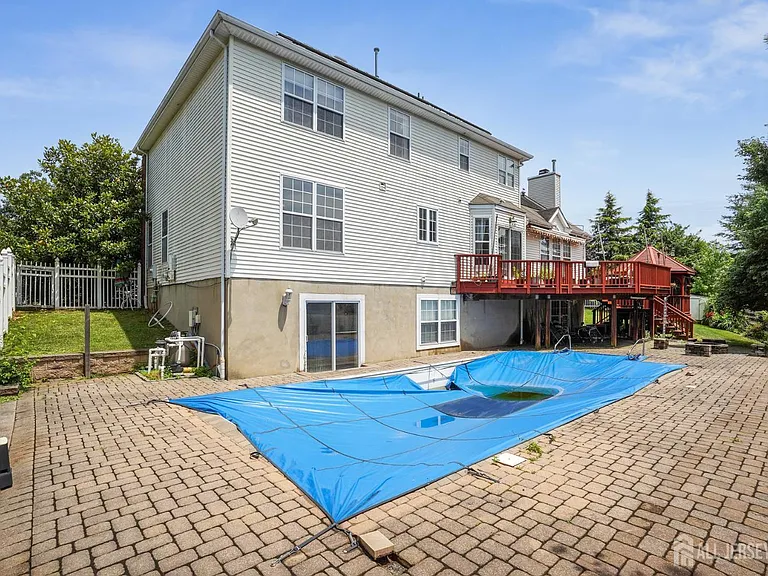 10 Crestwood St — Photo 15