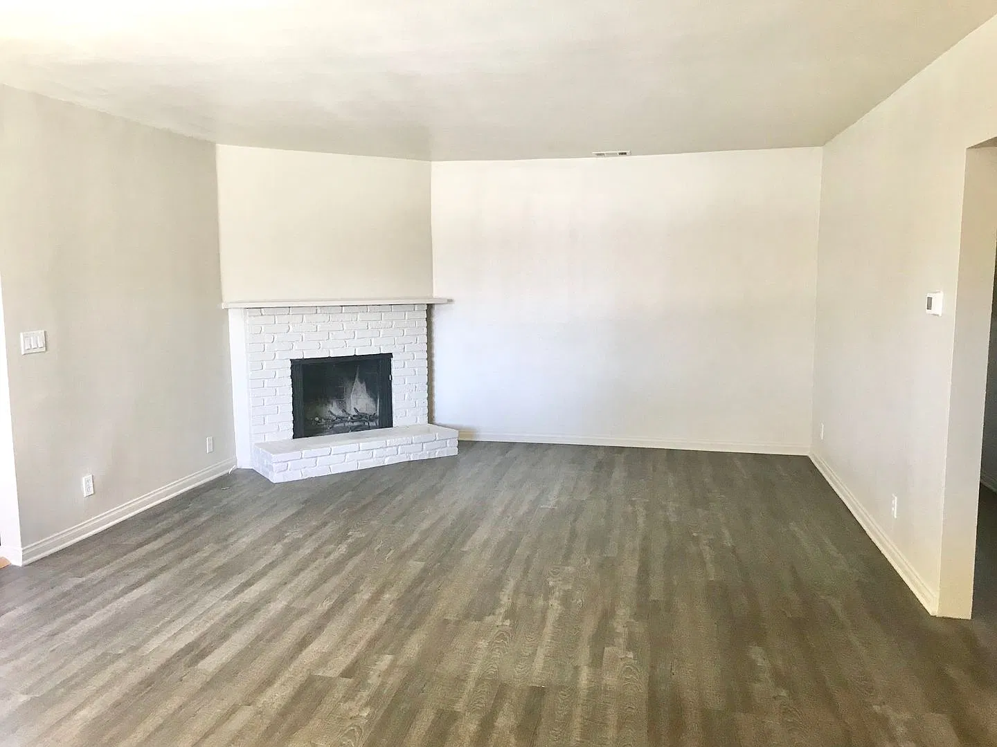 Beautiful Spacious 4 Bedroom Home With Garage with Air Conditioning! — Photo 2