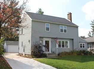 355 Derbyshire Rd, Waterloo, IA 50701