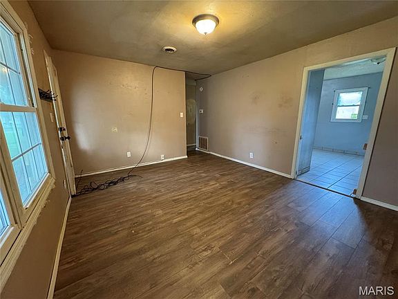 3rd image of 2428 Sunbury Ave