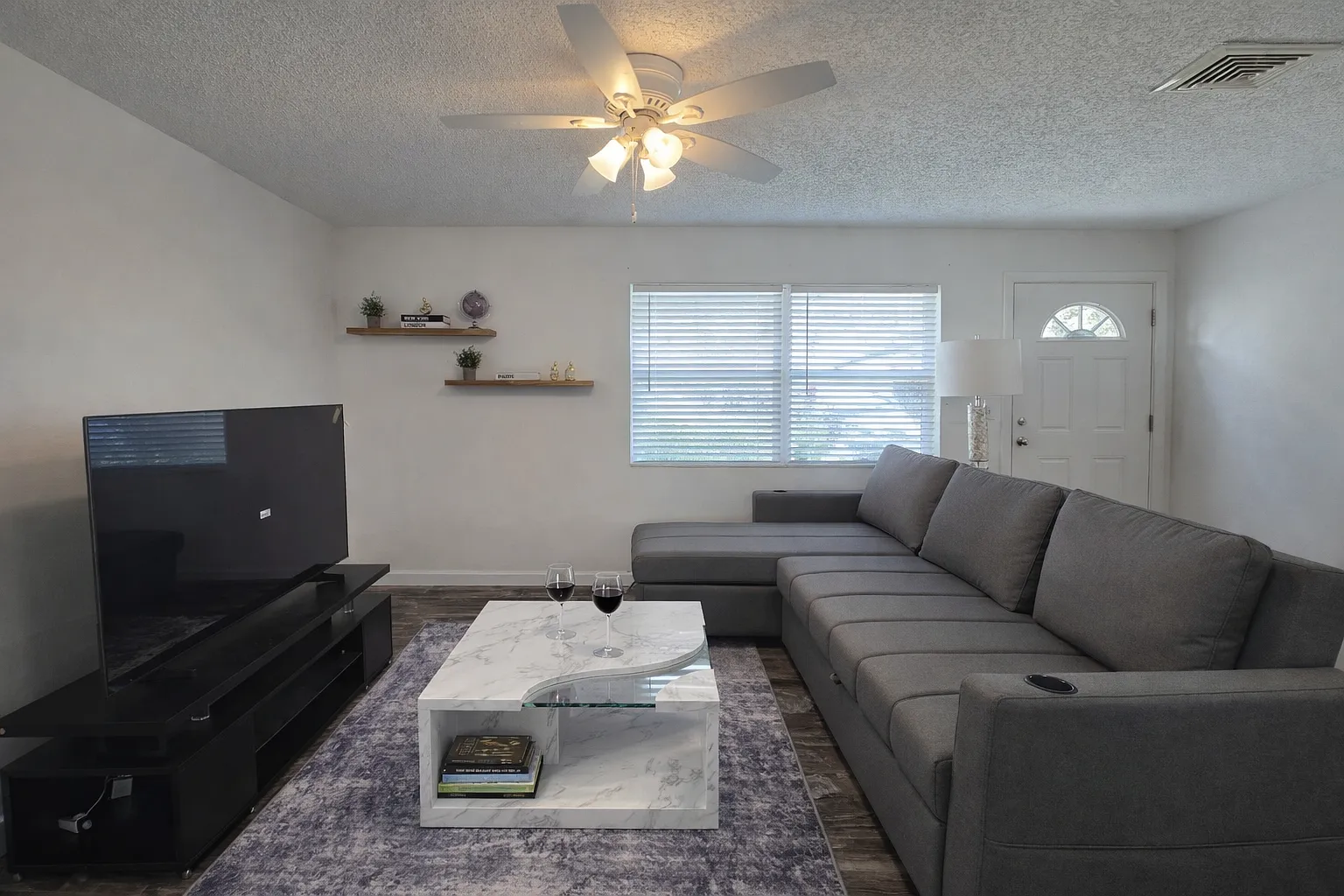 2 bed, 950 sqft, $2,000 — Photo 1