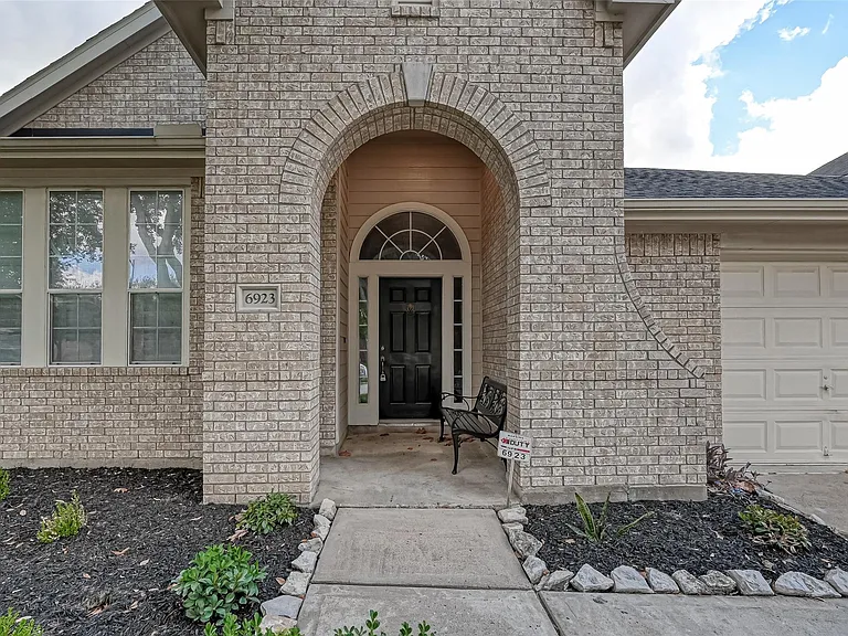 6923 Grants Hollow Ln — Photo 3