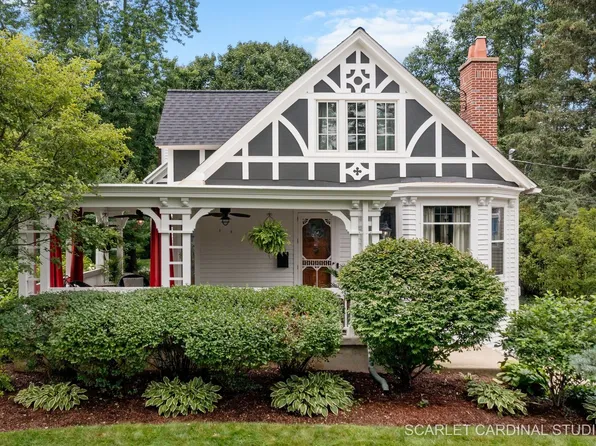 832 Stoddard Ave, Wheaton, IL 60187