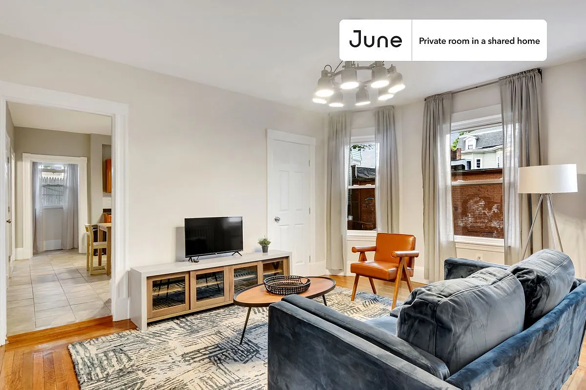 Queen bedroom in 4 bed/2 bath home in Allston #444 C — Photo 2