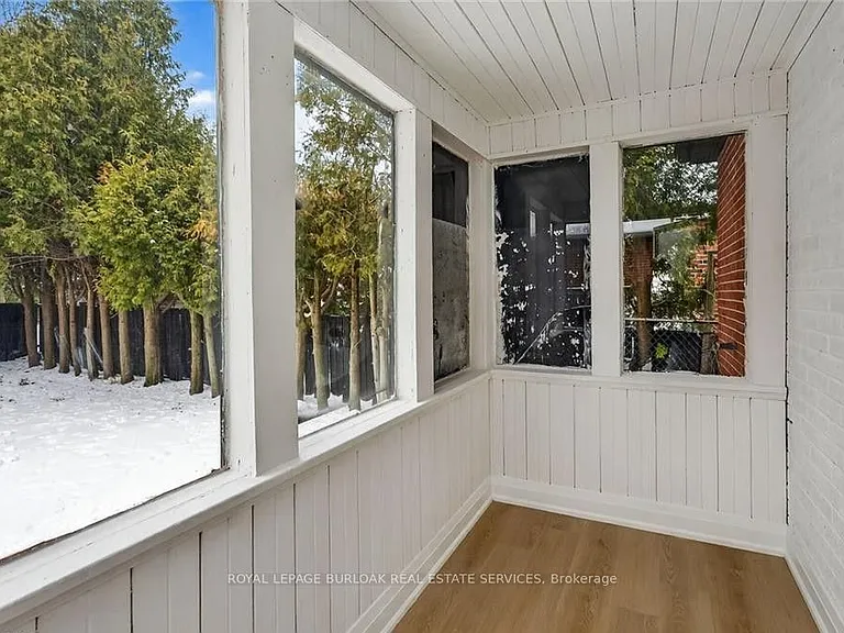 150 Brucedale Ave E #LOWER — Photo 2