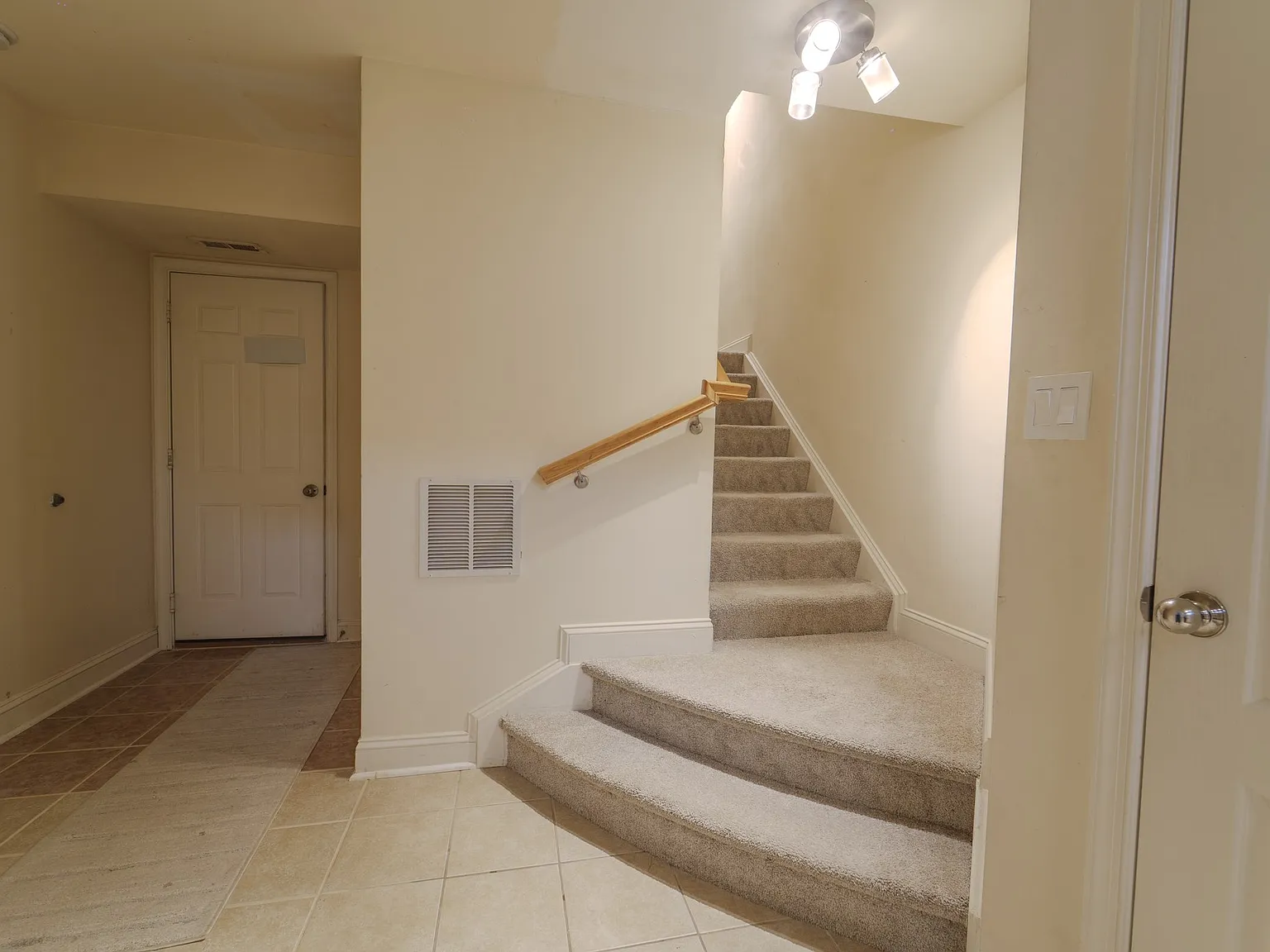 4 bed, 3.5 bath, 1980 sqft, $3,200 — Photo 2