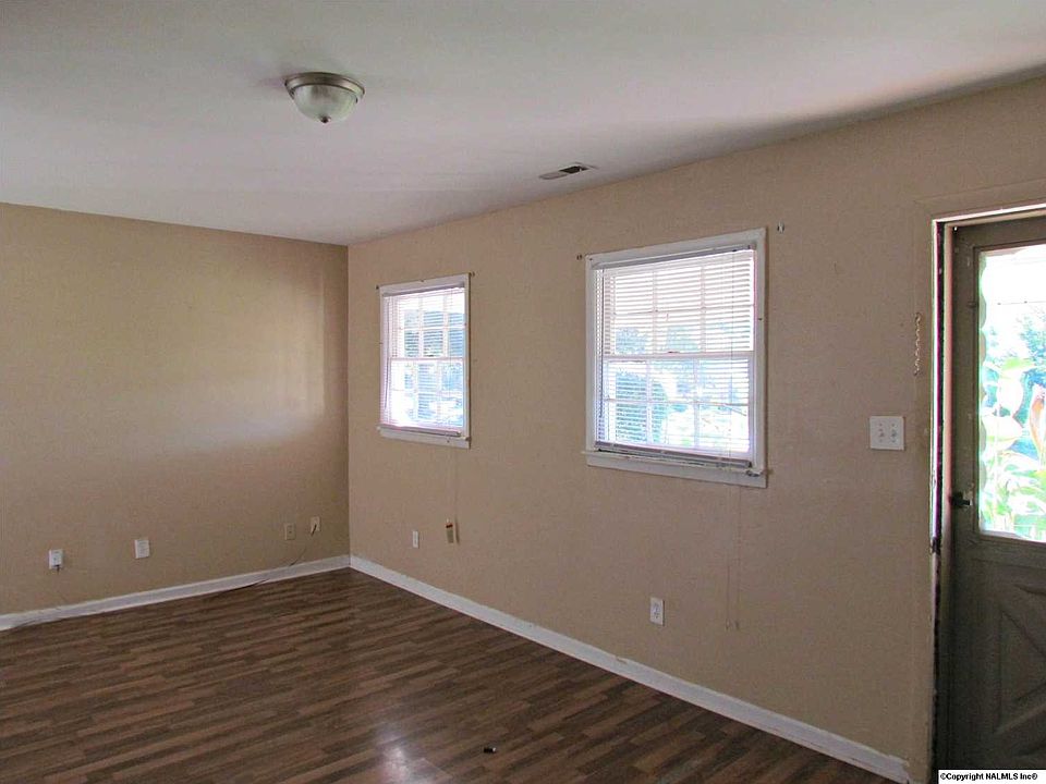 2nd image of 209 Victory Ln NE