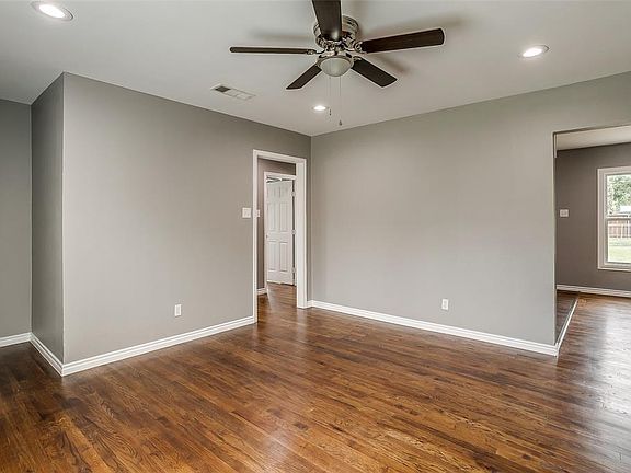 5th image of 116 W Avenue F