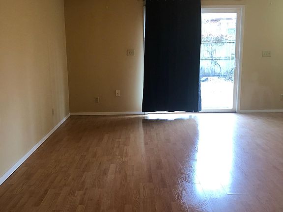 3rd image of 617 Boxwood Dr APT 1