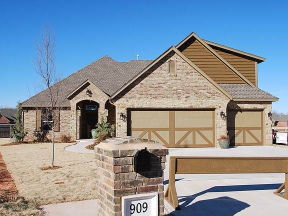 4th image of 909 NW 196th Pl