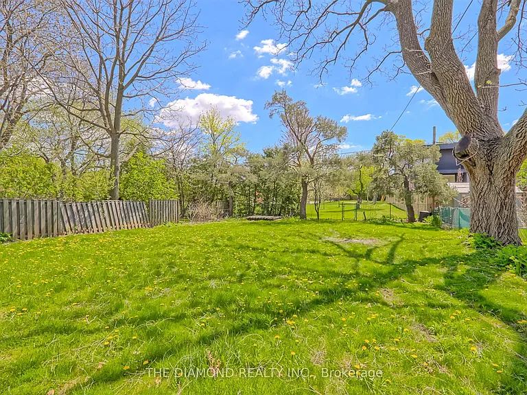 3927 Bloor St W — Photo 37