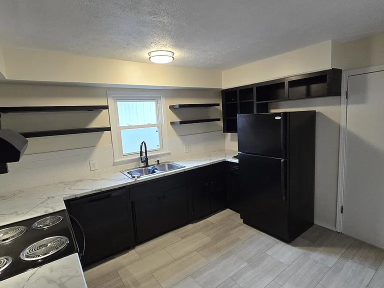 1472 E Berkeley St — Photo 9