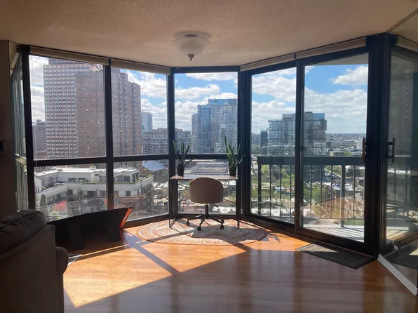 33 W Delaware Pl, Chicago, IL