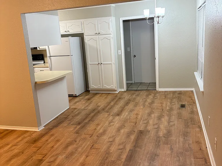 6644 S Victor Ave — Photo 5