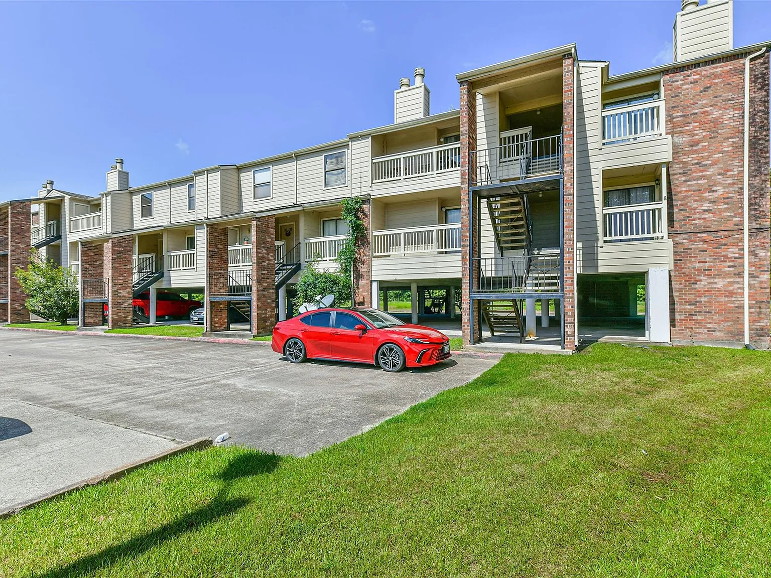 2 bed, 1.0 bath, 886 sqft, $1,400 — Photo 2