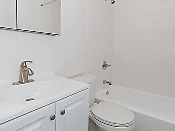 5th image of 1450 Myrtle Ave APT 1