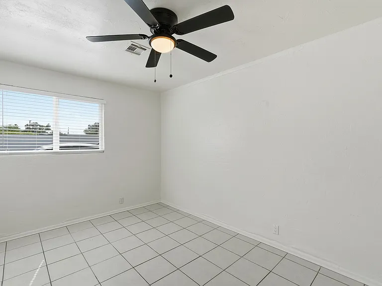 4329 N Longview Ave #10 — Photo 16