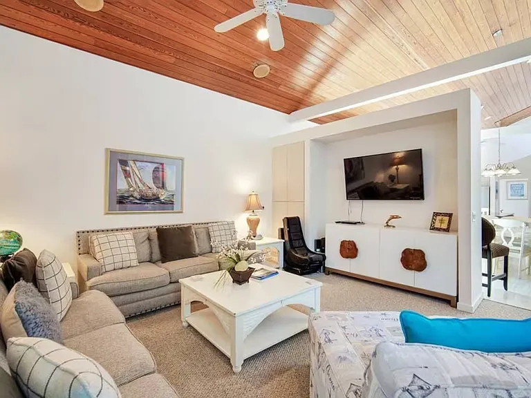 20 Heath Dr — Photo 5
