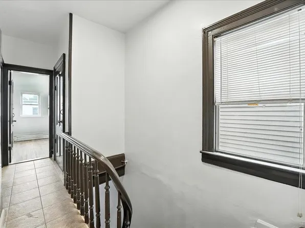 283 Griffith Street image 16 of 24