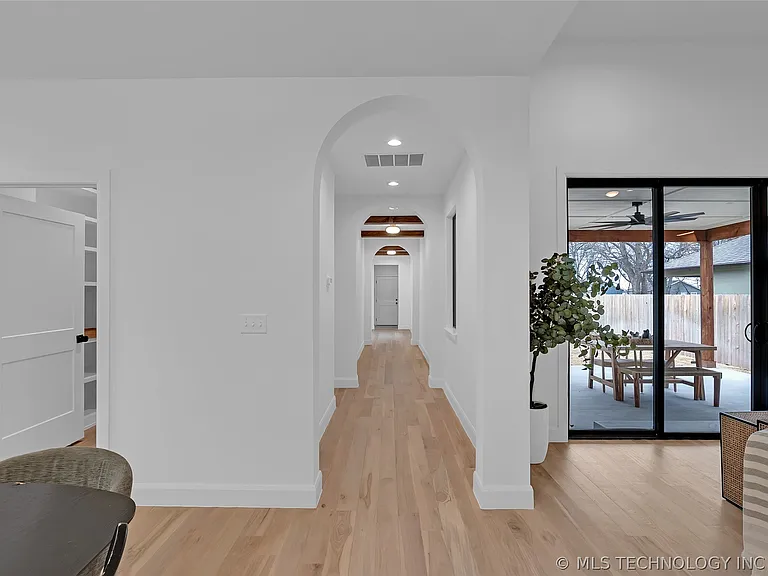 515 W El Paso St — Photo 37