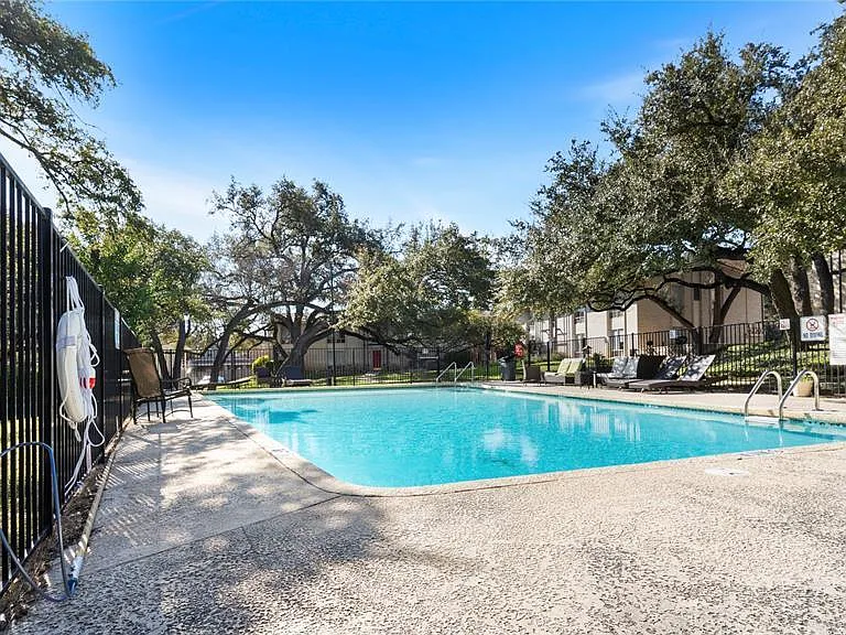 5332 Balcones Dr #B — Photo 16