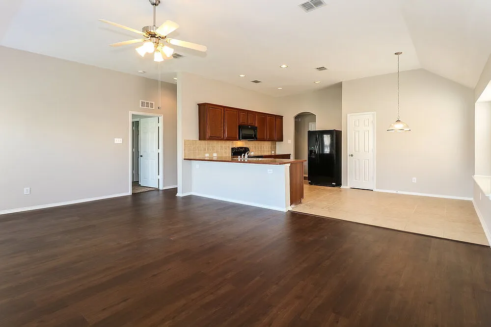 4 bed, 2.0 bath, 1816 sqft, $2,490 — Photo 3