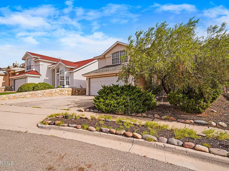 7481 Umbria Dr — Photo 3