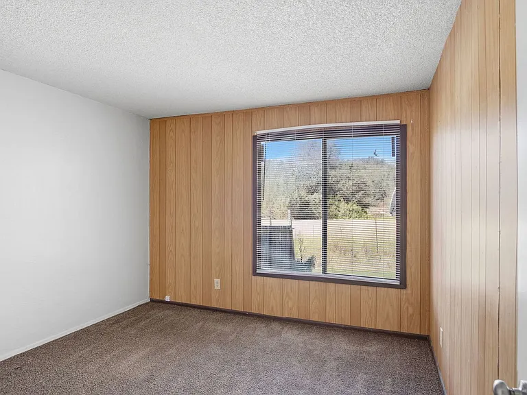 912 Feather Dr — Photo 9