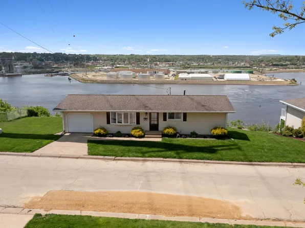 1005 Hiawatha Dr, East Dubuque, IL 61025