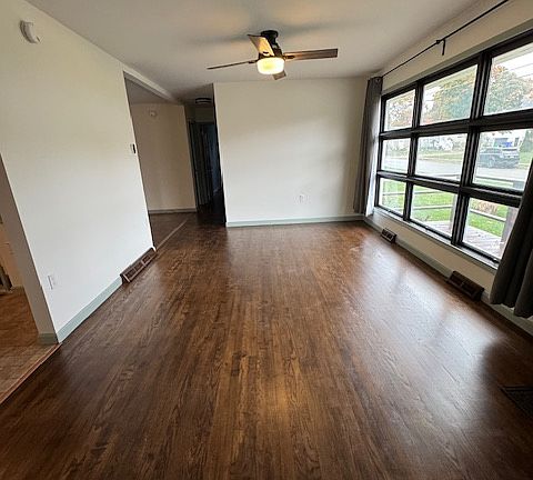 Living towards hall with bedrooms & bath