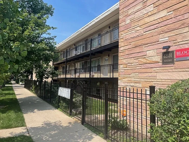 4801 N Ridgeway — Photo 1