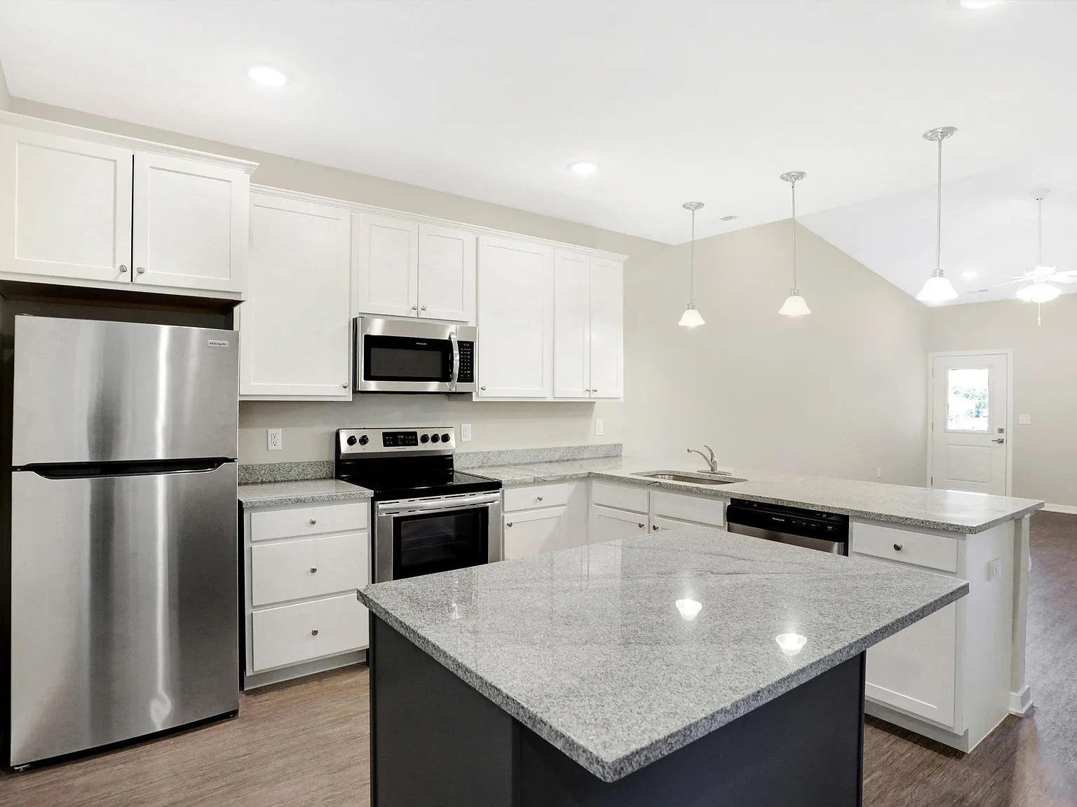 3 bed, 2.0 bath, 1216 sqft, $1,899 — Photo 2
