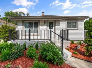 23290 Rosalind Ave, Eastpointe, MI 48021