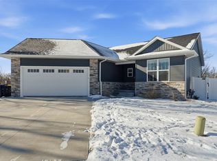 344 Worthington Ct, Hiawatha, IA 52233