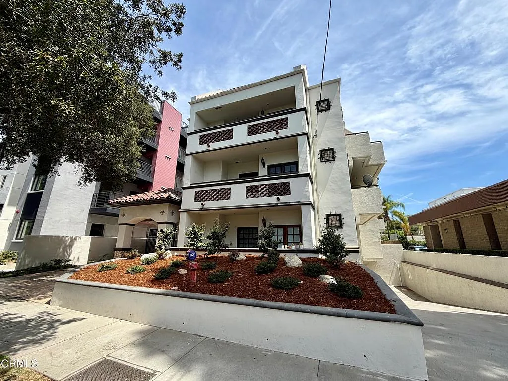 2 bed, 2.0 bath, 950 sqft, $3,300 — Photo 2