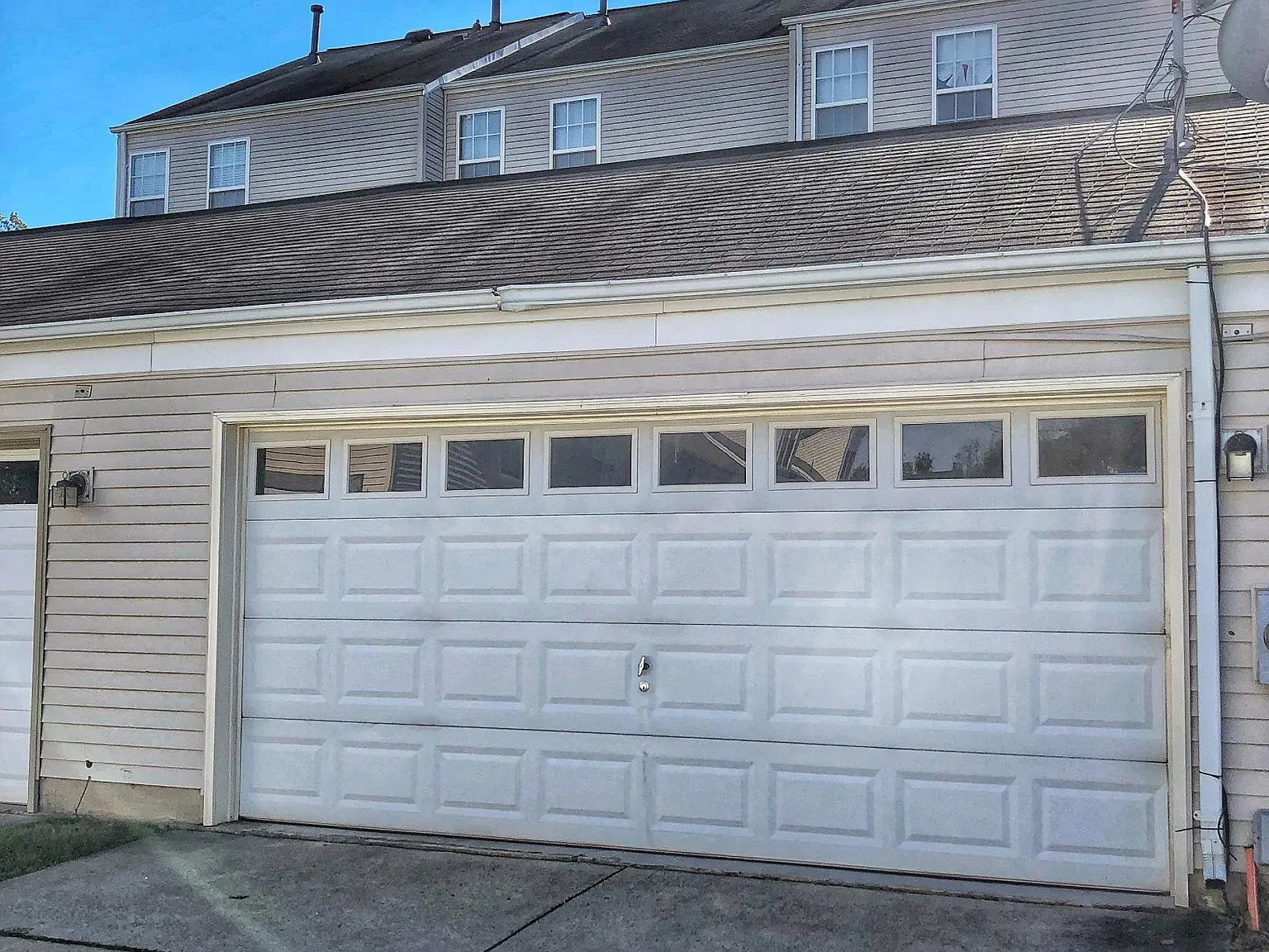 3 bed, 2.5 bath, 2200 sqft, $3,195 — Photo 2