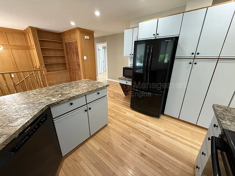 18 Trinity Pl W — Photo 7