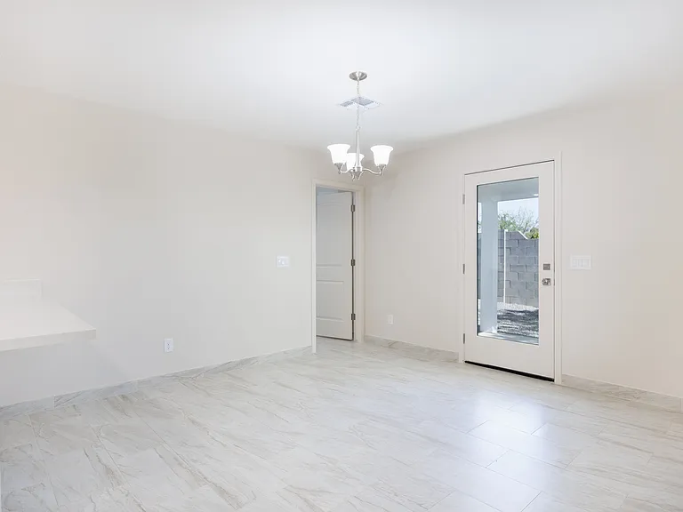 661 W 12th St — Photo 13