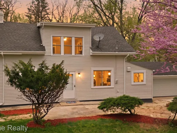21266 W Nine Mile Rd, Southfield, MI 48075