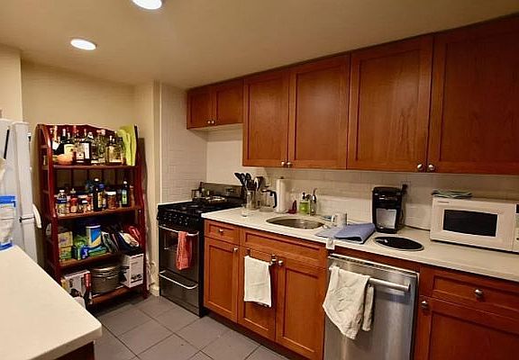 2nd image of 117 E 11th St APT 1D